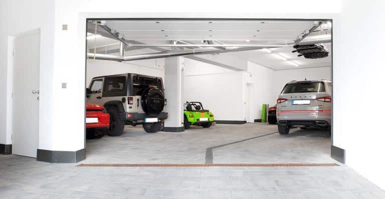 Nutzkeller, der als Garage für fünf Fahrzeuge verwendet wird