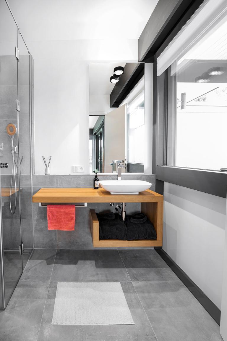 Modernes Badezimmer in einem BRAUN Keller