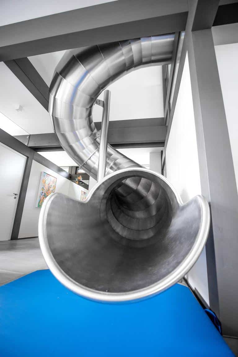 Rutsche vom ersten Stock in einen BRAUN Keller