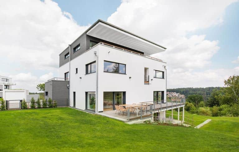 Außenaufnahme eines Hauses in Hanglage mit wasserdichtem Keller