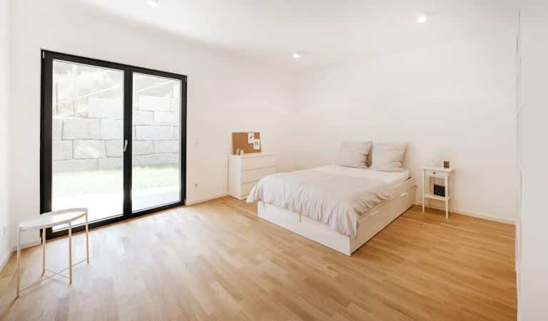 Hell eingerichtetes Schlafzimmer in einem Wohnkeller