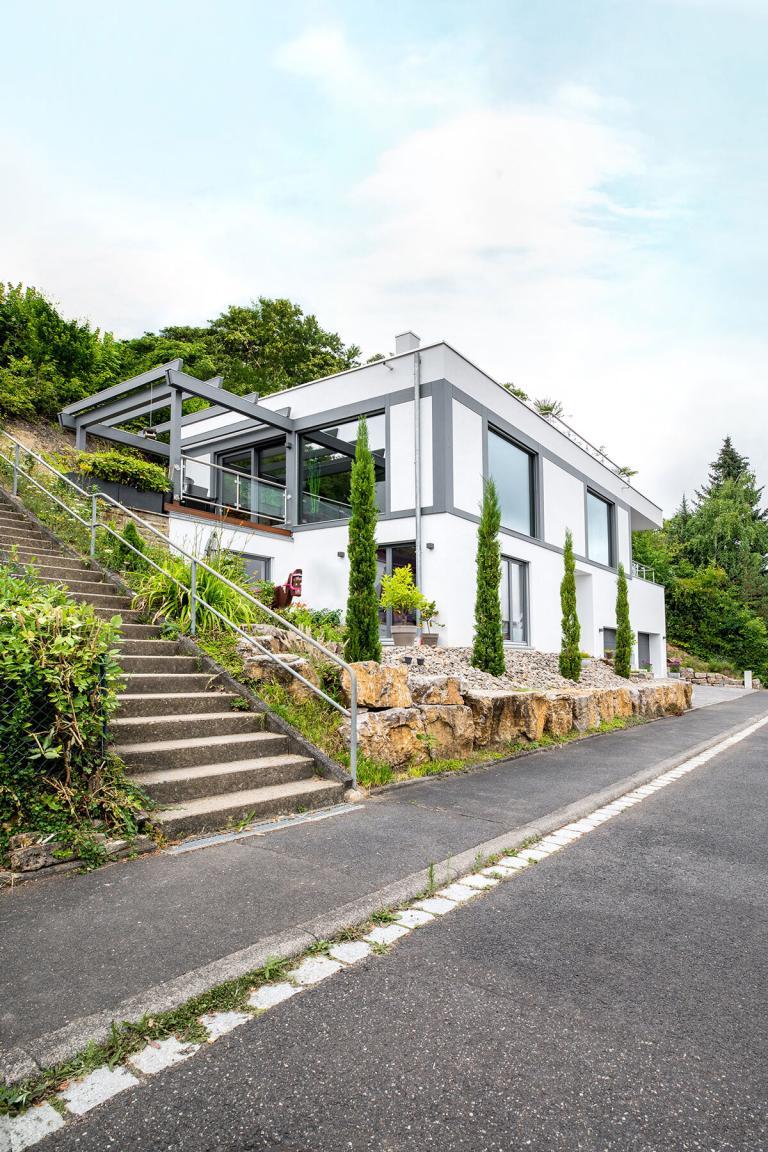 Haus mit BRAUN Keller in Hanglage
