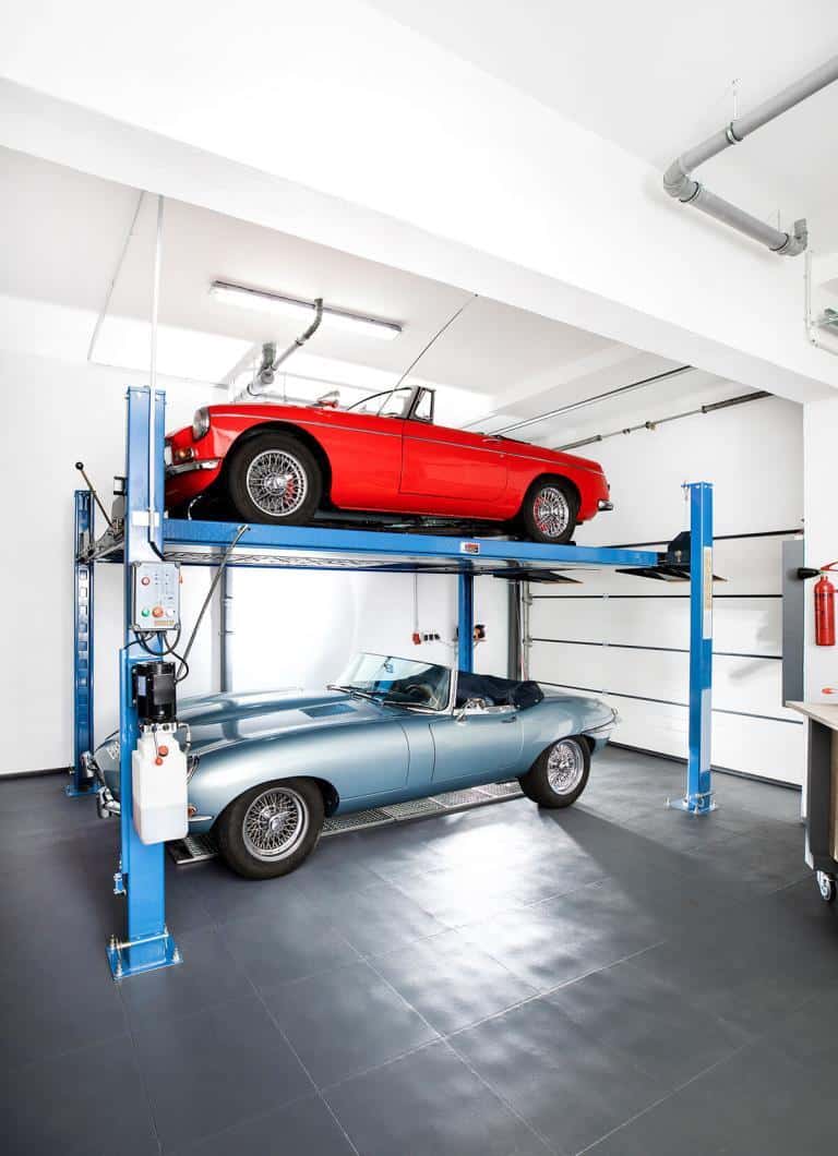 Oldtimer in einem Parklift in einer BRAUN Keller Tiefgarage