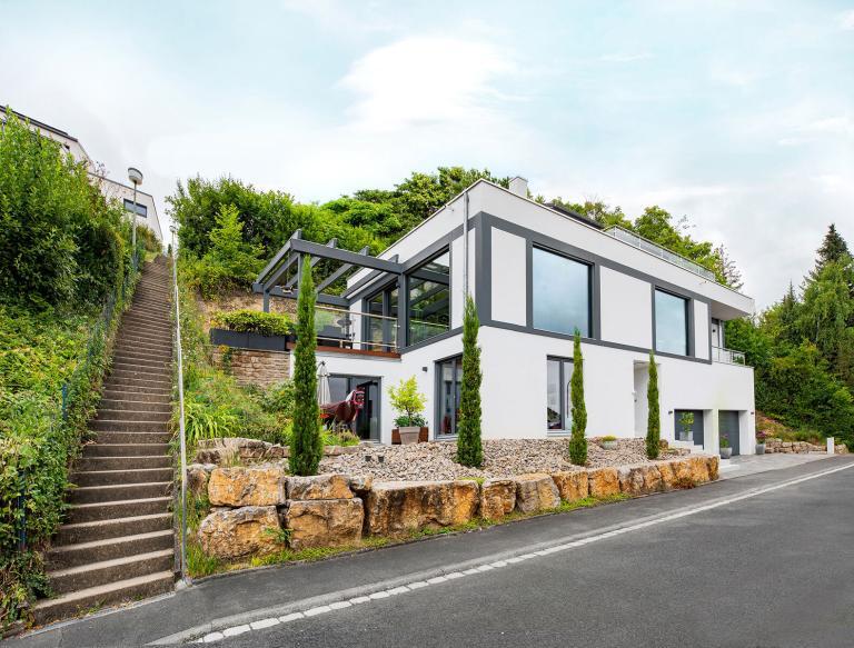 Haus mit BRAUN Keller in Hanglage