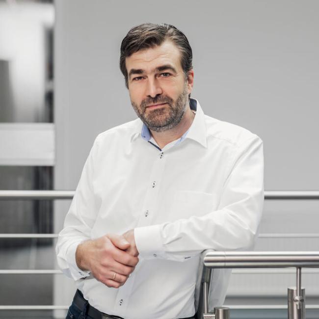 Dirk Reichel (Vertrieb & Kellerbau -Beratung) lehnt an einem Treppengeländer
