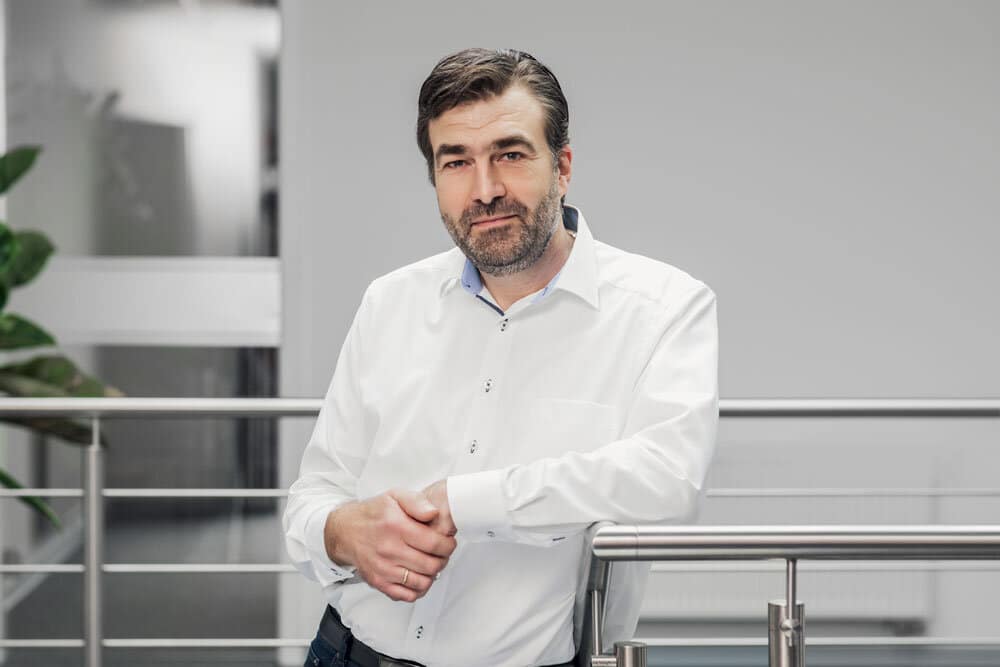 Dirk Reichel (Vertrieb & Kellerbau -Beratung) lehnt an einem Treppengeländer
