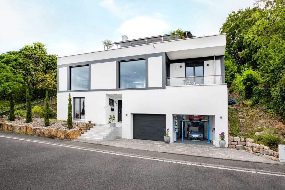 Modernes Haus mit einem BRAUN Keller